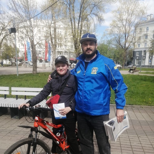 Активисты Псковской молодежной организации ЛДПР поздравили жителей города с Первомаем