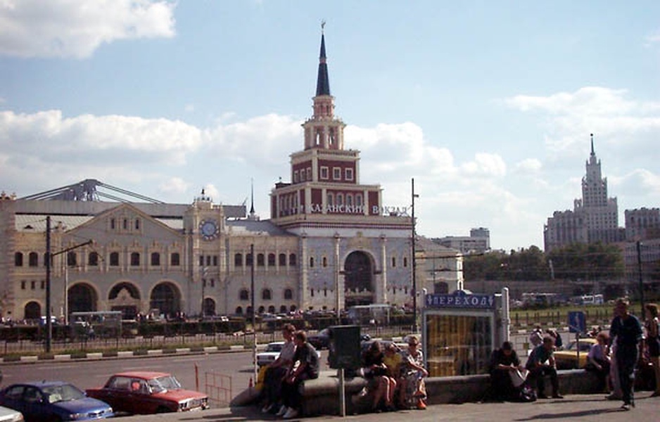 С каких вокзалов москвы идут. Площадь Казанского вокзала Москвы. Казанский вокзал площадь трех вокзалов. Метро Комсомольская площадь трех вокзалов. Москва Комсомольская площадь Казанский вокзал.