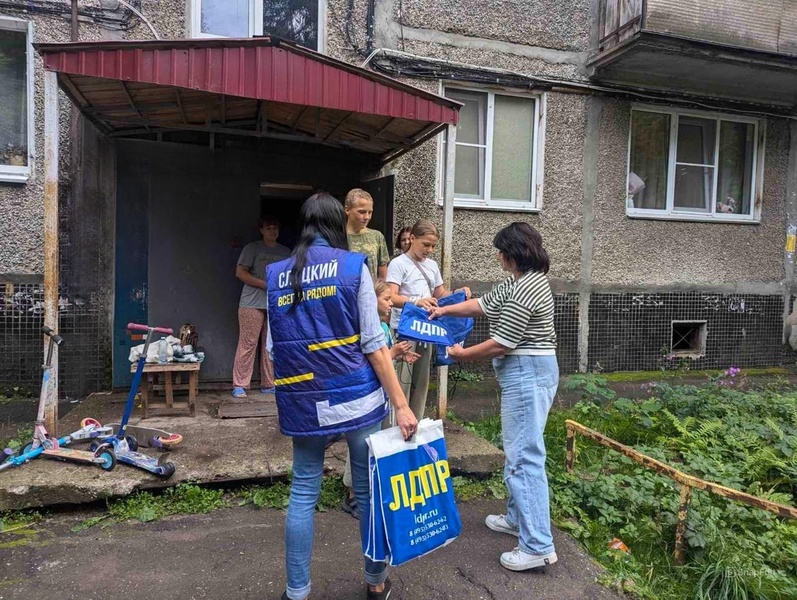 ЛДПР передаёт многодетным семьям канцтовары к новому учебному году