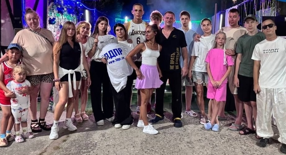 Ленинградские партийцы вручили Луна-парку подарок от ЛДПР
