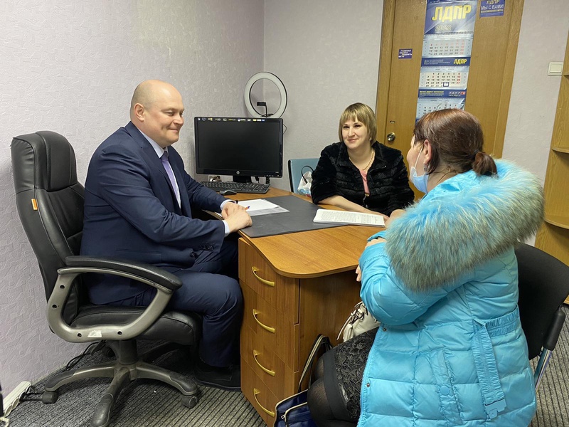 Артем Зайцев провел прием граждан в Сургуте