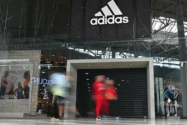 Компания Adidas перед уходом не выплатила зарплаты сотрудникам и налоги государству