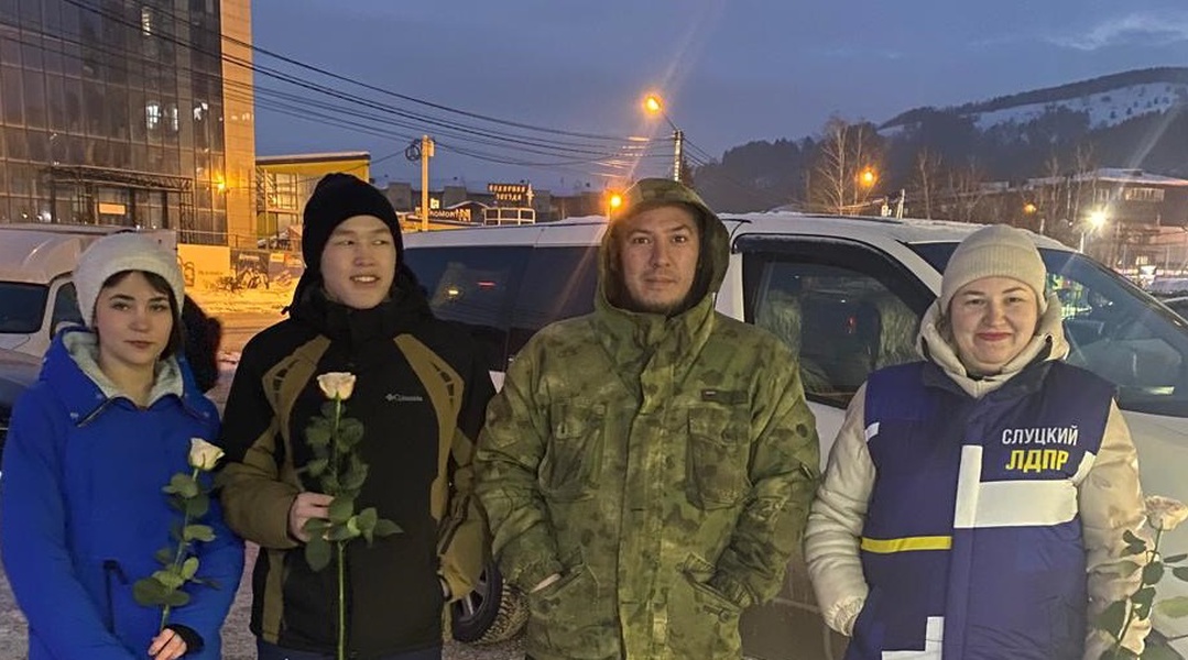 «Молодежка» ЛДПР встретила жительниц Горно-Алтайска цветами
