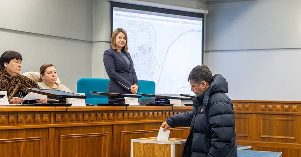 Депутат Инна Кошелева приняла участие в жеребьевке по выбору многодетными семьями земельных участков