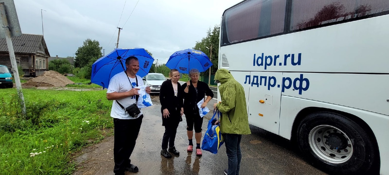 Жители Волховского района встретили автобус ЛДПР