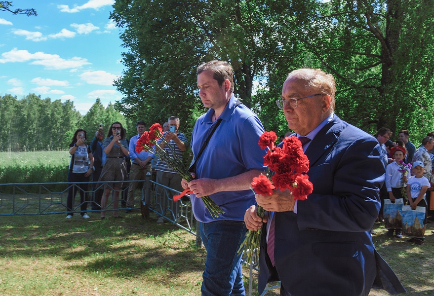 Алексей Островский почтил память погибших в боях под Ельней студентов и преподавателей МГУ 