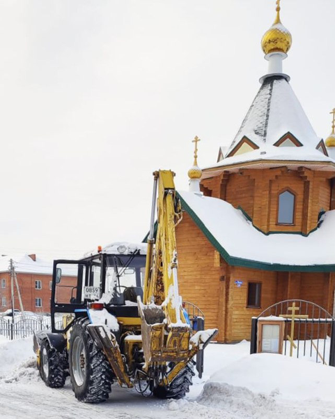 Депутат ЛДПР Асиф Исмайлов очистил от снега территорию храма в селе Северное