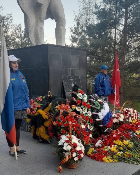 В Костромской области партийцы отстояли вахту памяти у мемориала «Воину-освободителю» 