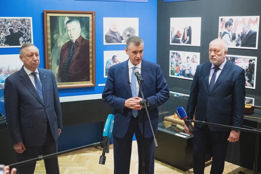 Леонид Слуцкий открыл выставку, посвящённую Владимиру Жириновскому