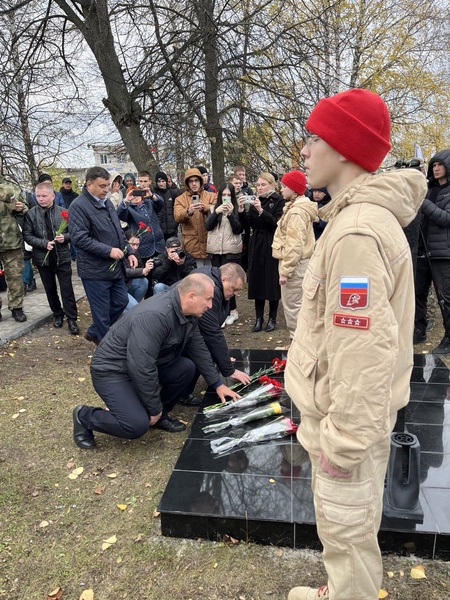 Память о героях: в поселке Силикатный открыли памятник Ветеранам боевых действий