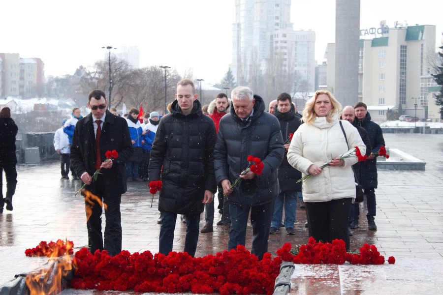 Делегация ЛДПР возложила цветы к Могиле Неизвестного Солдата в Воронеже