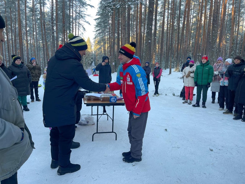 Активисты ЛДПР вручили подарки спортсменам Выборгского района 