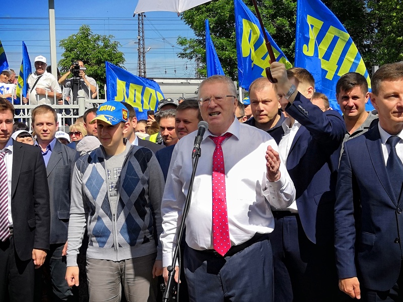 Жители Александрова приветствовали поезд помощи ЛДПР