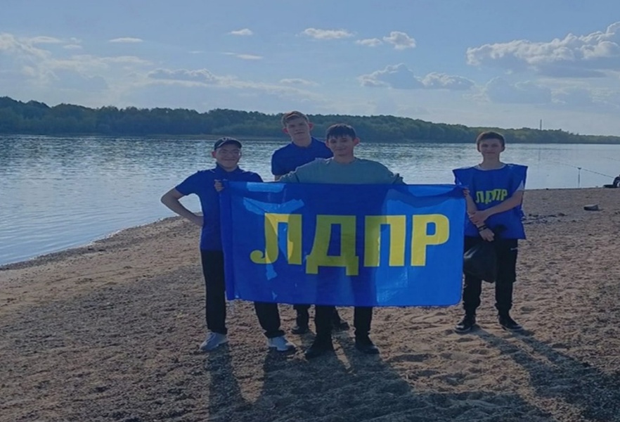 Активисты омского волонтерского центра ЛДПР организовано вышли на уборку побережья Иртыша