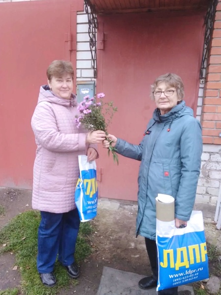 В Сурском от ЛДПР поздравили семью, которая сегодня отмечает сразу два профессиональных праздника