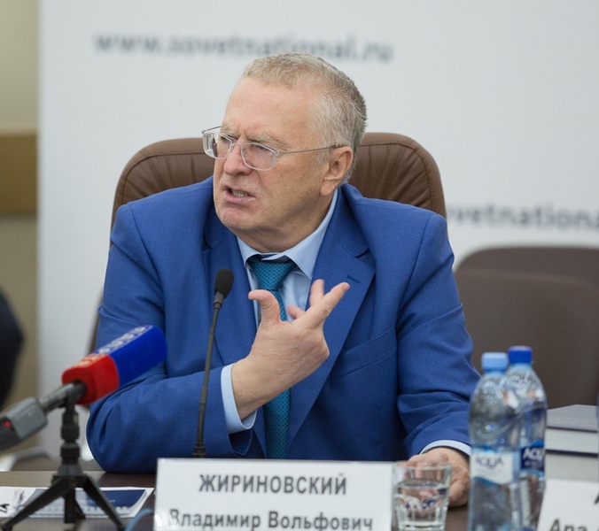 Порошенко ради сохранения власти готов пожертвовать интересами целой страны