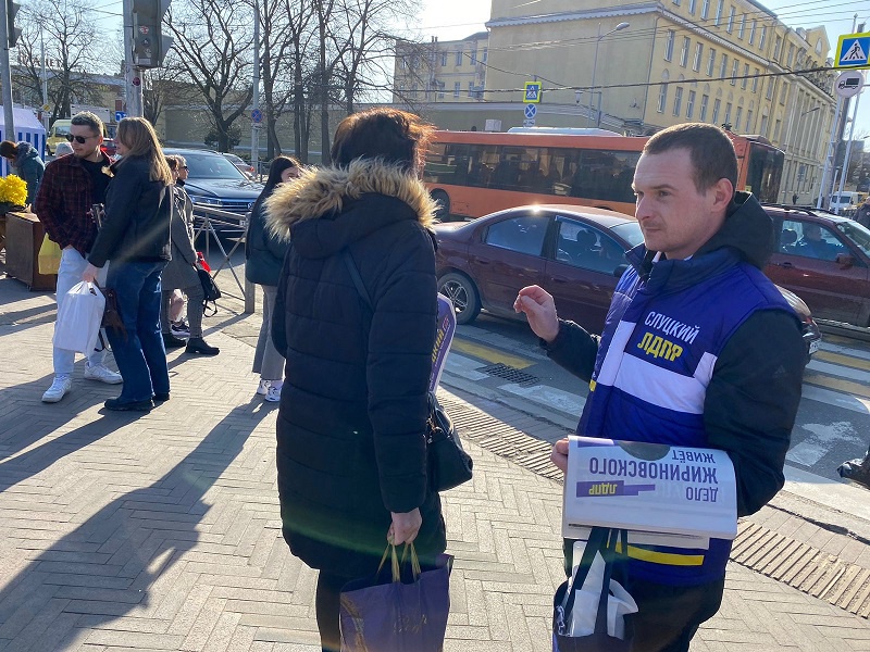 В Калининграде ЛДПР проводит пикеты солидарности и опрос «Скажи Слуцкому правду!»