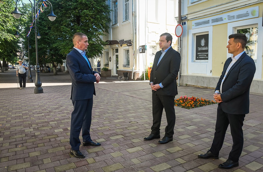 Алексей Островский осмотрел пешеходную улицу Маяковского в областном центре