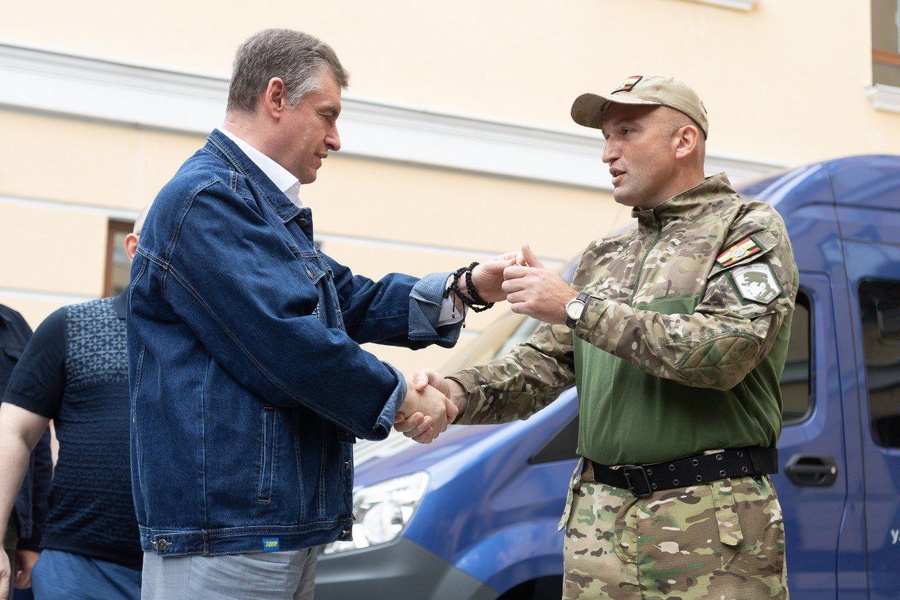 Леонид Слуцкий передал автомобиль для доставки гумпомощи Курскому отделению ЛДПР 