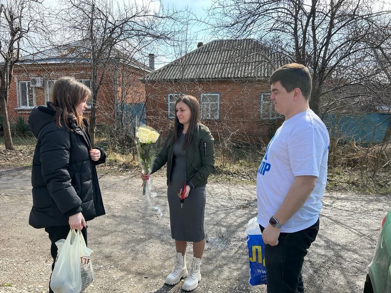 Фракция ЛДПР в Государственном Совете-Хасэ Республики Адыгея поздравила жён военнослужащих с 8 марта!