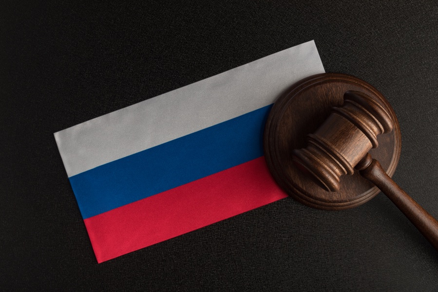 Закон без флага. Молоток судьи.