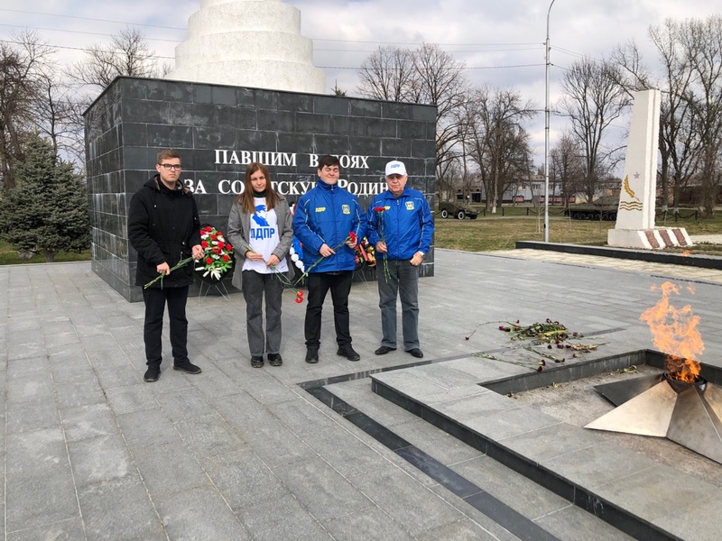 Возложение цветов в память погибших солдатов в ходе спец. операции на Украине!