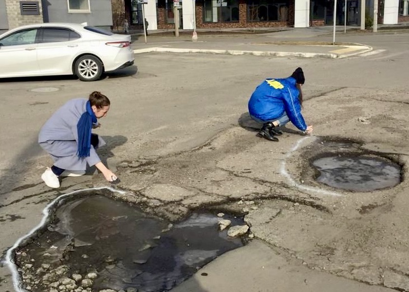 «Ударили краской по бездорожью» ЛДПР в Барнауле провела необычную акцию 