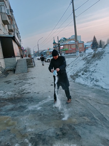 ЛДПР в Алтайском крае помогает жителям в борьбе с гололедом