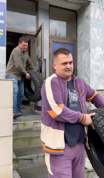 Алтайское региональное отделение ЛДПР организовало передачу автомобиля УАЗ на СВО