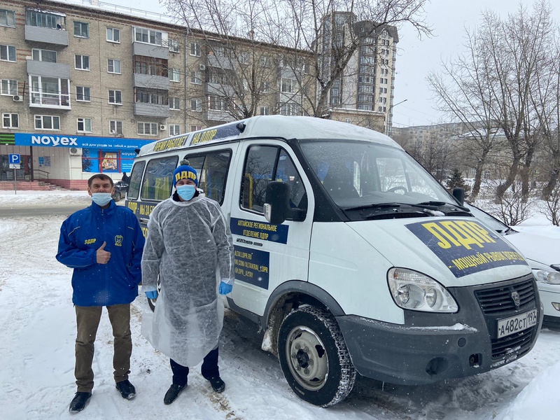 Медики поблагодарили волонтеров ЛДПР из Барнаула за помощь