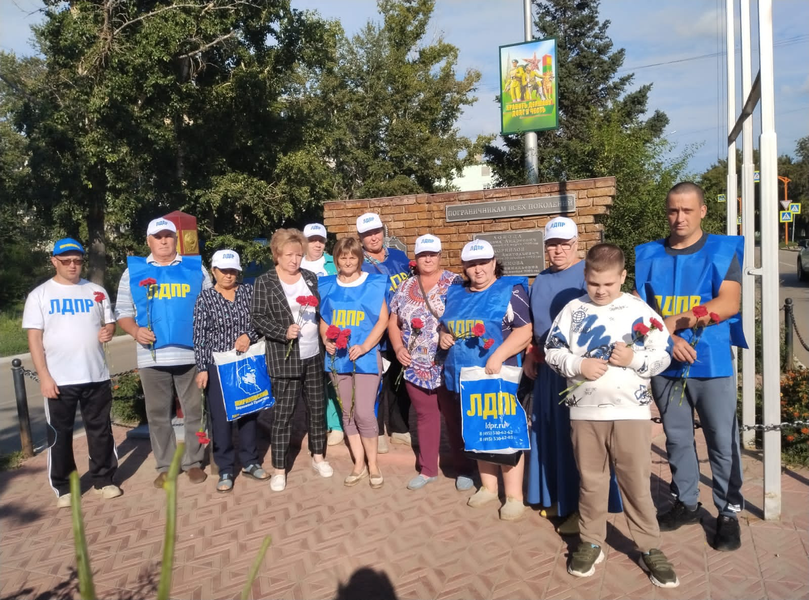Партийцы в Алтайском крае почтили память Суджанских пограничников