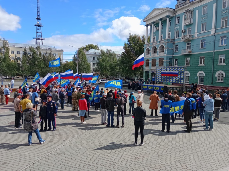 ЛДПР в Барнауле провела митинг в День Российского флага