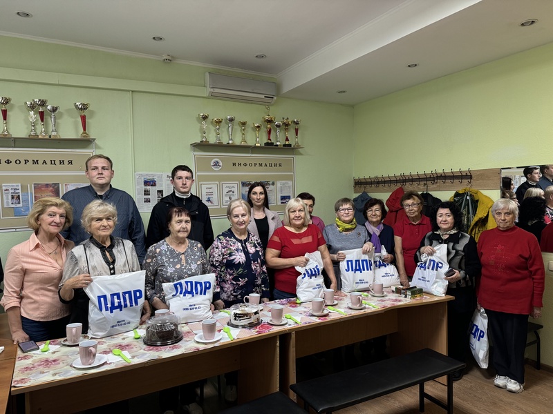 Активисты ЛДПР в Алтайском крае посетили Союз пенсионеров в честь Дня пожилого человека