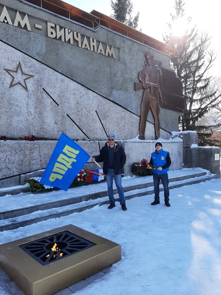 В Алтайском крае либерал-демократы начали праздничный день с возложения цветов