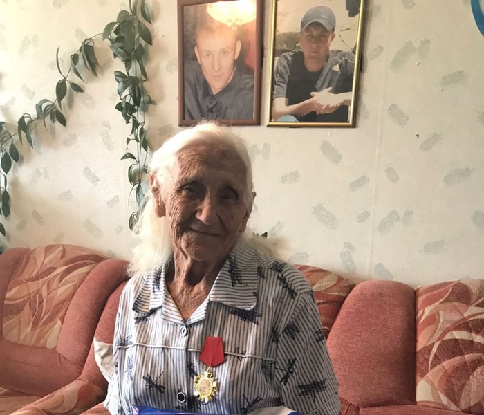 "Вы - пример для нас!": Активисты ЛДПР в Алтайском крае поздравили с 99-летием труженицу тыла 
