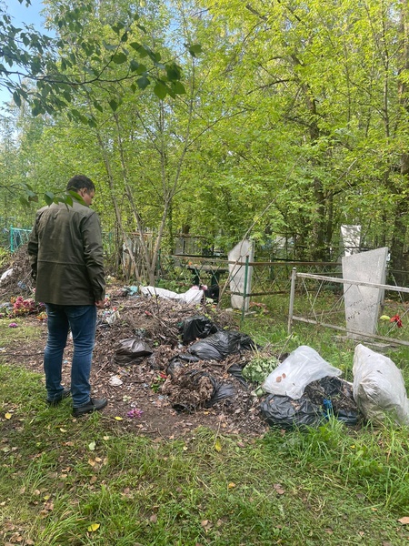 Алтайский депутат требует разобраться с мусором на кладбище в Новоалтайске