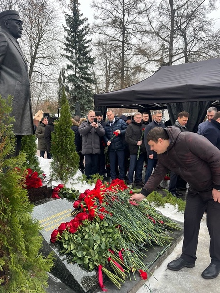 Сергей Булаев возложил цвет к памятнику Владимира Жириновского