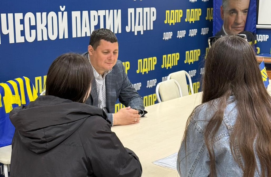  Ямы на дорогах, свалки и отсутствие горячей воды: с какими бедами идут жители к депутатам ЛДПР 