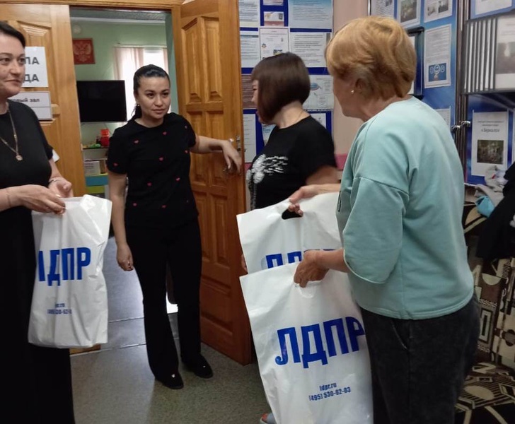 Алтайское крыло ЛДПР поздравило социальных работников с профессиональным праздником 
