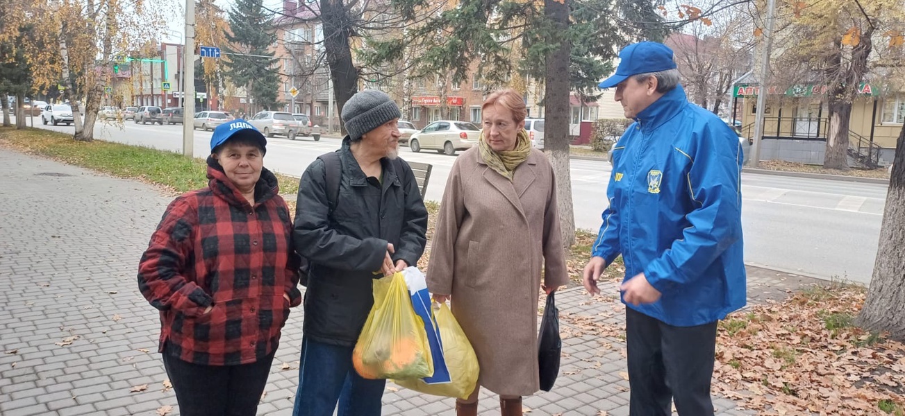 Активисты поздравили бабушек и дедушек с праздником