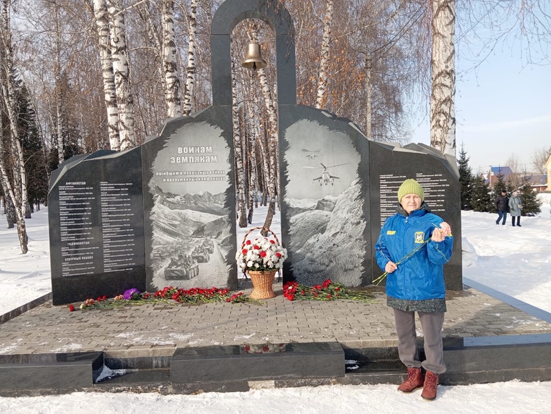 Алтайские активисты ЛДПР почтили память героев в День вывода советских войск из Афганистана 