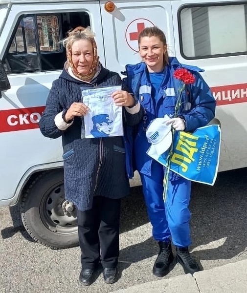 Активисты и молодежь Алтайского отделения ЛДПР поздравили сотрудников скорой помощи