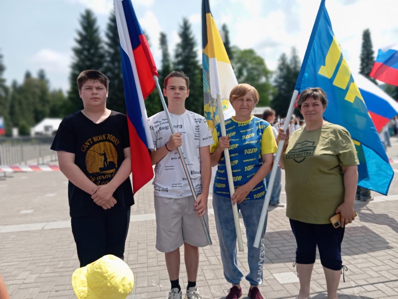 Активисты ЛДПР поздравили жителей Горного Алтая и гостей республики с Днем России