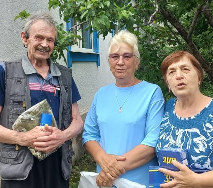 Представители ЛДПР поздравили семьи Улаганского района с золотыми свадьбами