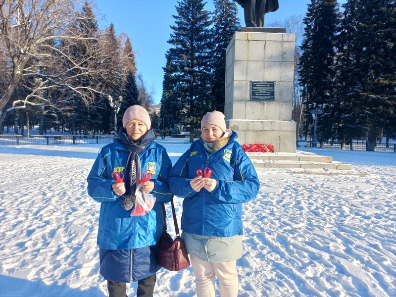 Активисты ЛДПР провели акцию «Всемирный день борьбы со СПИДом»