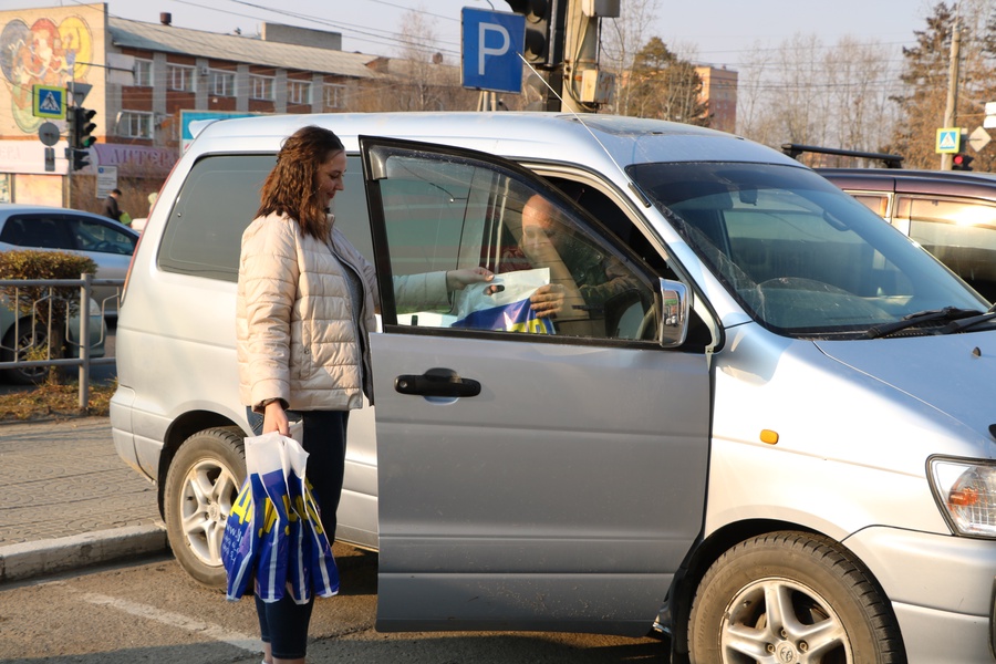 Активисты ЛДПР поздравили автомобилистов Благовещенска