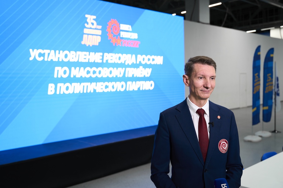 ЛДПР установила рекорд России по самому многочисленному одновременному приёму в партию