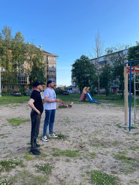 Депутат Торопов провел прием граждан на детских площадках: Безопасность детей – в приоритете!