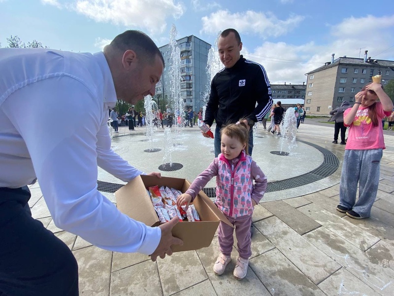 Депутат Алескеров: счастье города начинается с улыбок его самых маленьких жителей