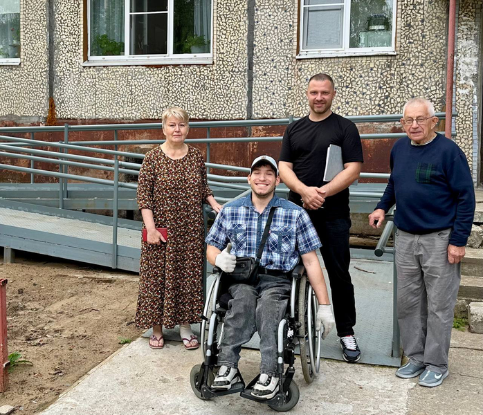 Новодвинские депутаты ЛДПР помогли установить пандус для маломобильного жителя  